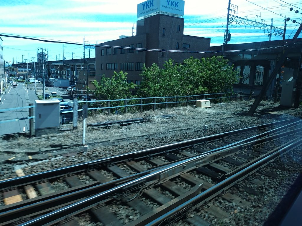 名鉄岐阜駅を出発した直後の車窓（ＪＲ高架の下を通る）