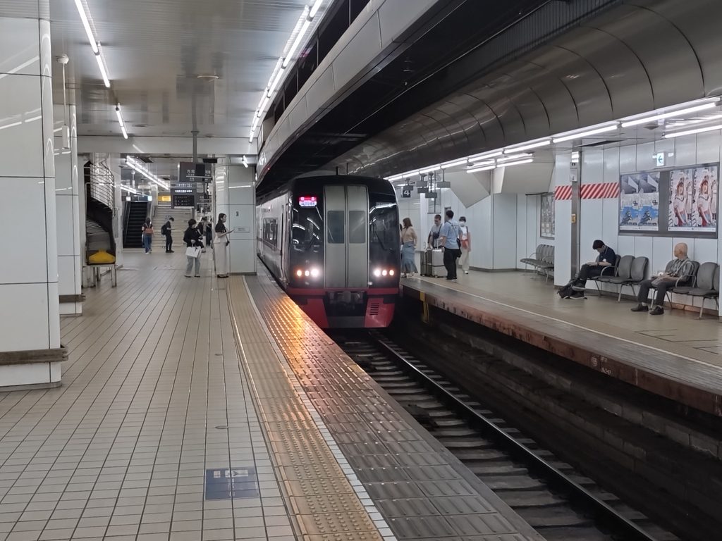 名鉄名古屋駅の停車する特急中部国際空港ゆき