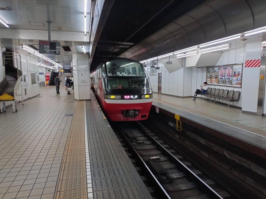 名鉄名古屋駅に到着する快速特急豊橋ゆき