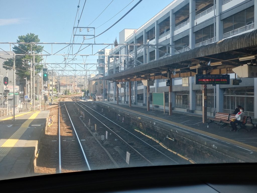 名鉄名古屋本線東岡﨑駅前面車窓