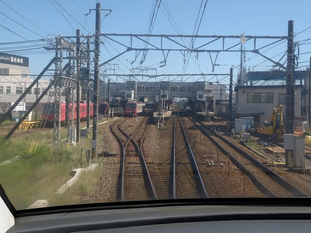 名鉄名古屋本線国府駅構内車窓