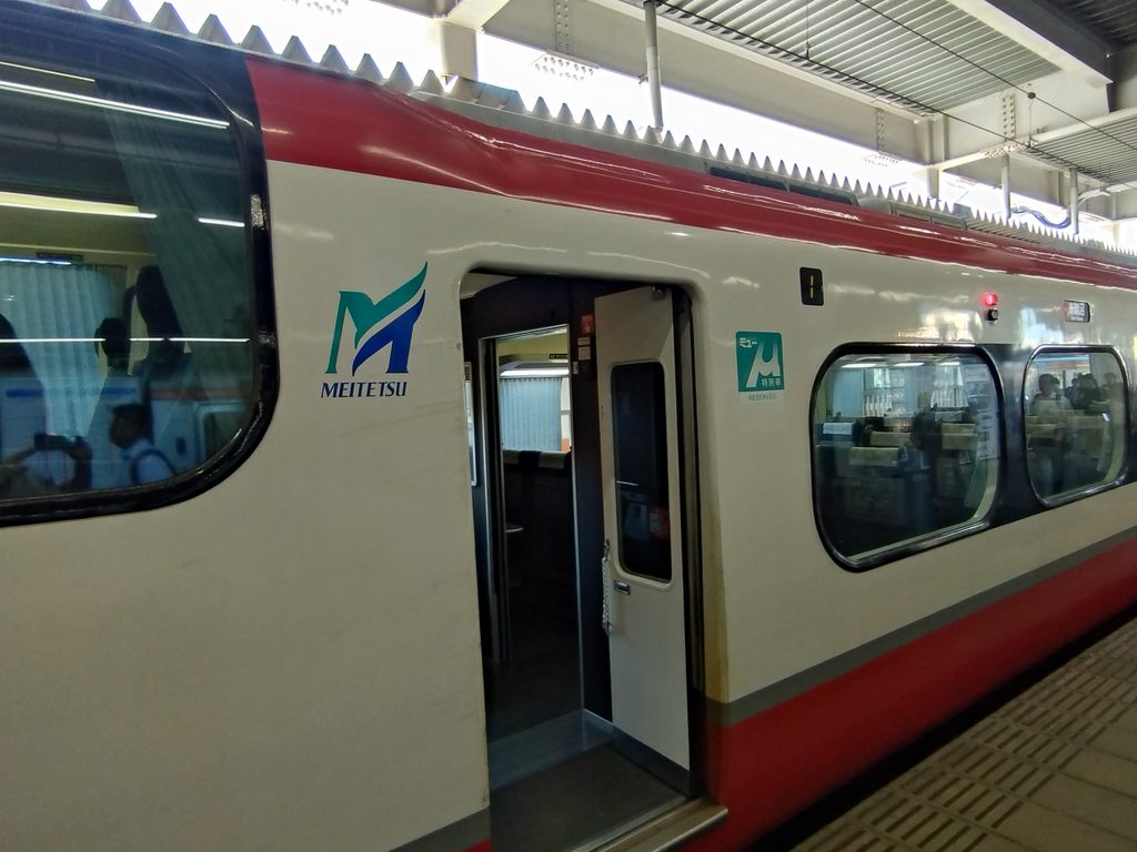 豊橋駅に停車する1000系名鉄パノラマSUPERの側面