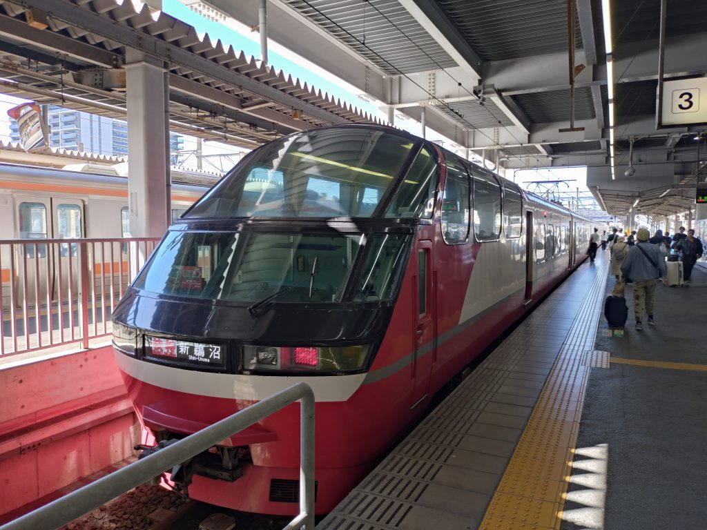 豊橋駅に停車する特急名鉄新鵜沼ゆき
