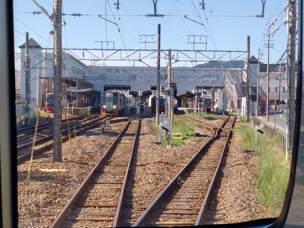 国府駅の到着する際の前面車窓