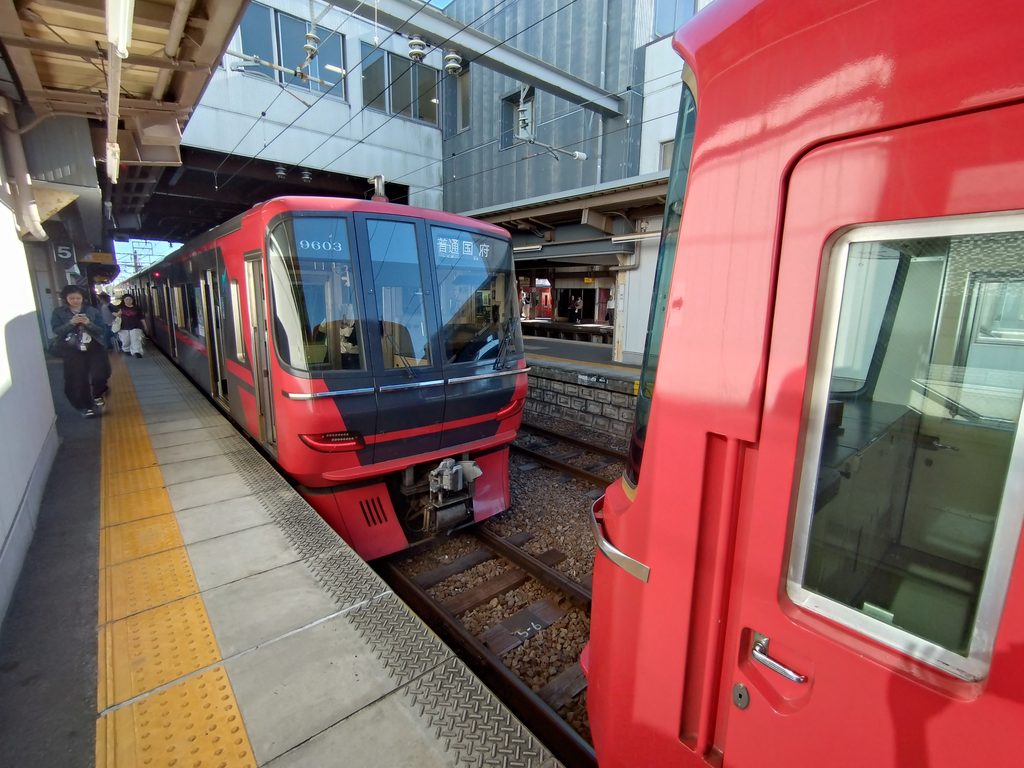 名鉄国府駅に停車する豊川線国府ゆき