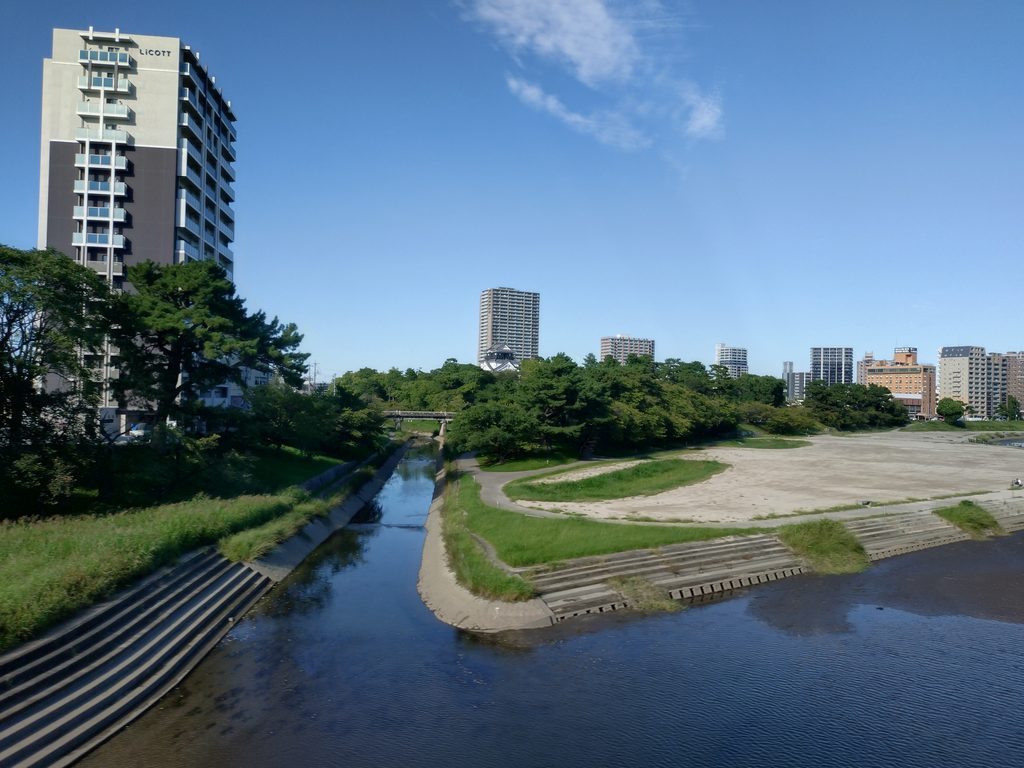 名鉄名古屋本線東岡﨑駅手前の車窓（岡﨑城）