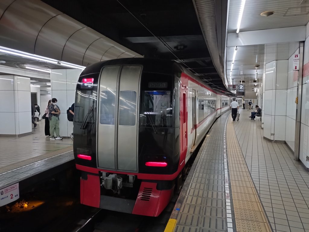 名鉄名古屋駅に到着した特急岐阜ゆき